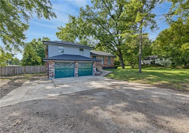 Photo 1 of Single family home for sale at 506 S Mulberry St, Louisburg, KS 66053 | MLS# 2641019 | Listing updated on 2026-10-02