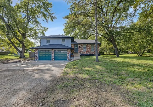 Photo 2 of Single family home for sale at 506 S Mulberry St, Louisburg, KS 66053 | MLS# 2641019 | Listing updated on 2026-10-02