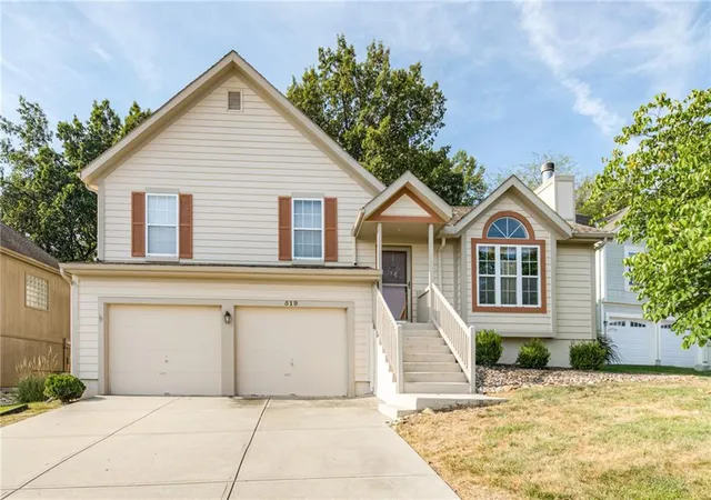Single family home for sale at 519 E 123rd Terrace, Kansas City, MO 64145 | MLS# 2641027