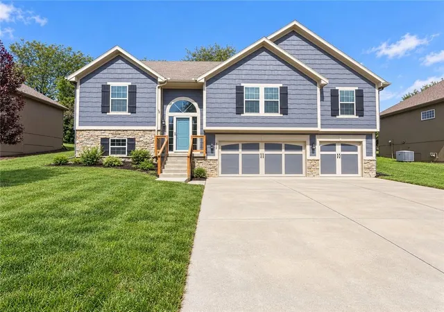 Photo 1 of Single family home for sale at 412 Duncan Dr, Liberty, MO 64068 | MLS# 2641050 | Listing updated on 2026-10-09