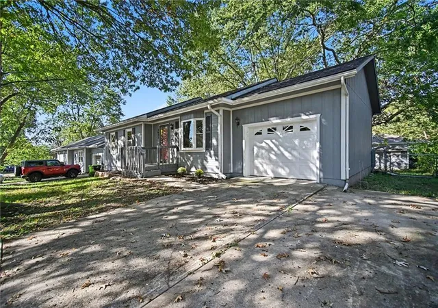 Photo 3 of Single family home for sale at 2602 Easton St, Harrisonville, MO 64701 | MLS# 2641065 | Listing updated on 2026-10-10