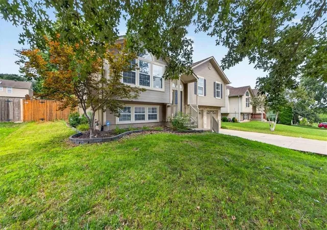 Photo 1 of Single family home for sale at 524 Ne Topaz Dr, Lees Summit, MO 64086 | MLS# 2641077 | Listing updated on 2026-09-19