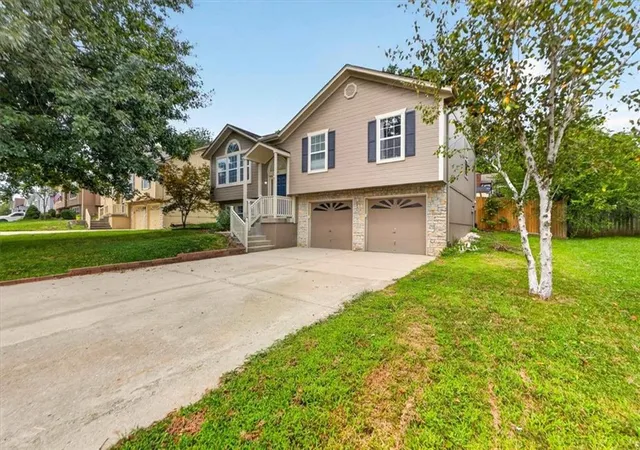 Photo 2 of Single family home for sale at 524 Ne Topaz Dr, Lees Summit, MO 64086 | MLS# 2641077 | Listing updated on 2026-09-19