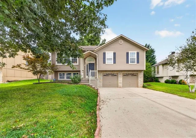 Photo 3 of Single family home for sale at 524 Ne Topaz Dr, Lees Summit, MO 64086 | MLS# 2641077 | Listing updated on 2026-09-19