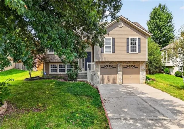 Photo 3 of Single family home for sale at 524 NE Topaz Dr, Lees Summit, MO 64086 | MLS# 2641077 | Listing updated on 2026-09-19