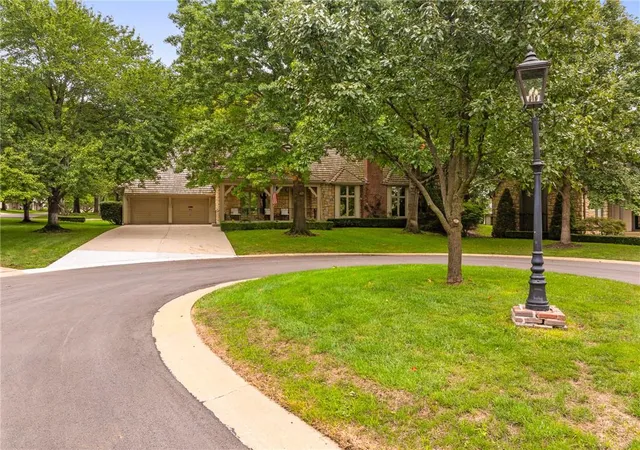 Photo 2 of Single family home for sale at 61 Le Mans Ct, Prairie Village, KS 66208 | MLS# 2641081 | Listing updated on 2026-10-06