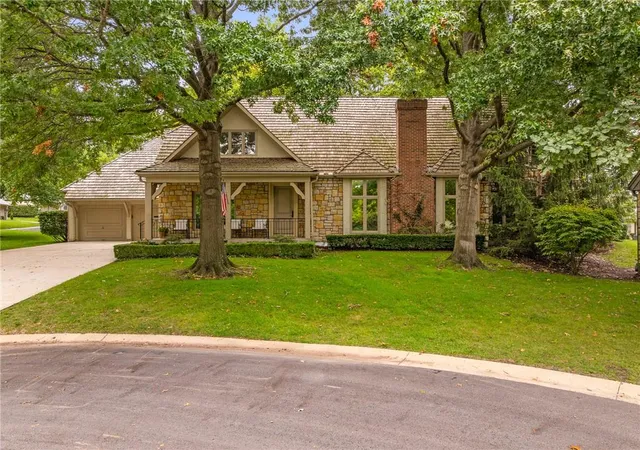 Photo 3 of Single family home for sale at 61 Le Mans Ct, Prairie Village, KS 66208 | MLS# 2641081 | Listing updated on 2026-10-06