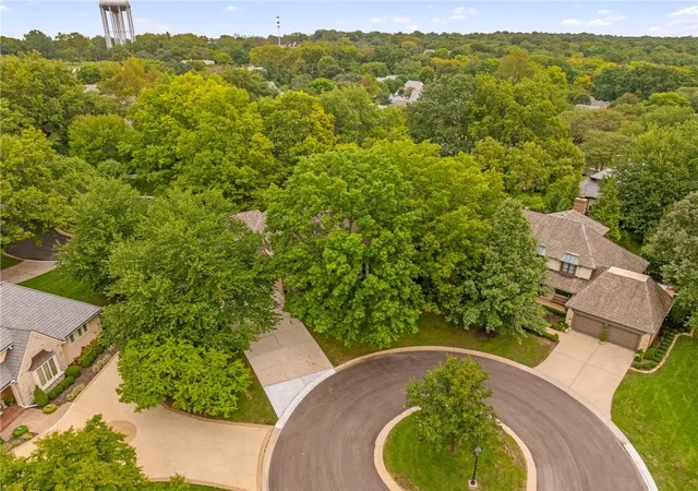 Photo 3 of Single family home for sale at 61 Le Mans Ct, Prairie Village, KS 66208 | MLS# 2641081 | Listing updated on 2026-10-06