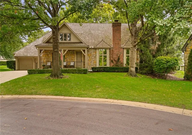 Photo 4 of Single family home for sale at 61 Le Mans Ct, Prairie Village, KS 66208 | MLS# 2641081 | Listing updated on 2026-10-06