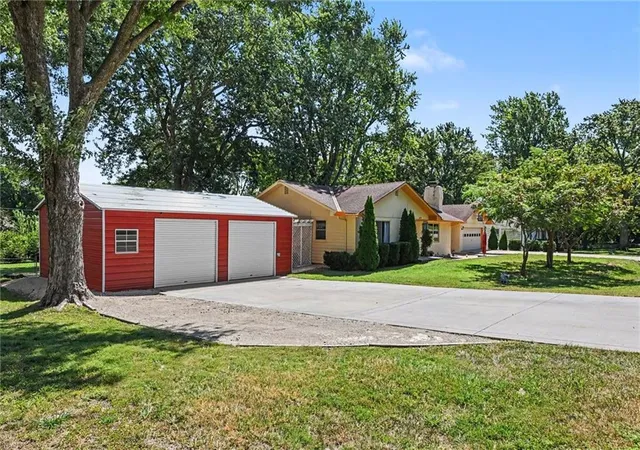 Photo 2 of Sale Pending at 2929 N 153rd Terrace, Basehor, KS 66007 | MLS# 2641085 | Listing updated on 2026-09-21