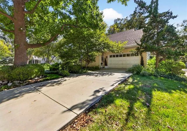 Photo 2 of Single family home for sale at 1029 W 66th Street, Kansas City, MO 64113 | MLS# 2641102 | Listing updated on 2026-10-09