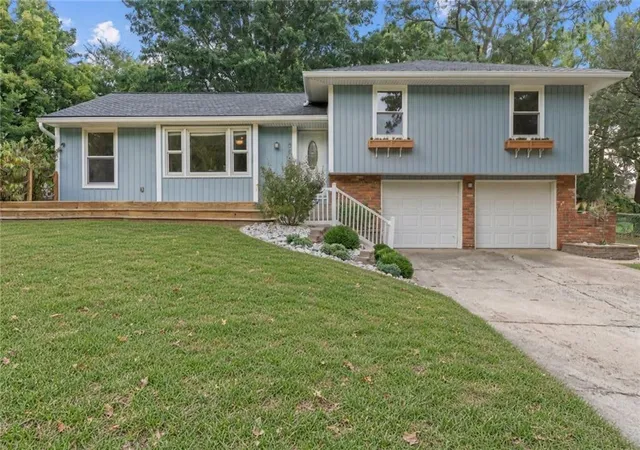Photo 1 of Single family home for sale at 105 Tuscarora Ln, Lake Winnebago, MO 64034 | MLS# 2641111 | Listing updated on 2026-10-03