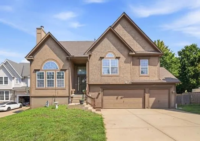 Photo 2 of Sale Pending at 2346 W Piatt Ln, Olathe, KS 66061 | MLS# 2641117 | Listing updated on 2026-09-15