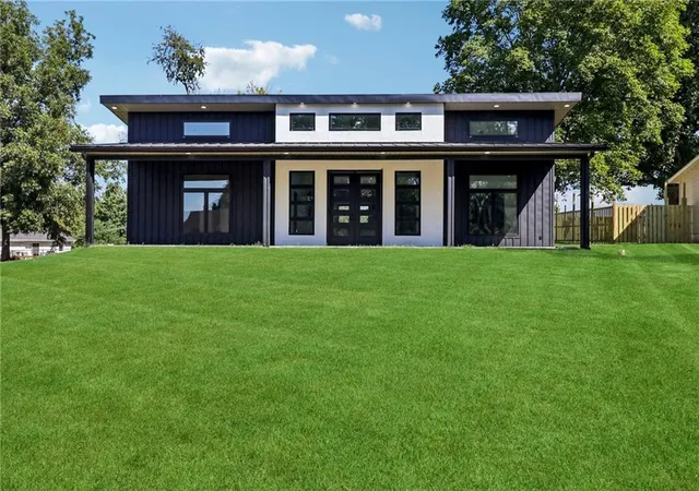 Photo 2 of Single family home for sale at 1013 E 10th Street, Carrollton, MO 64633 | MLS# 2641119 | Listing updated on 2026-09-25