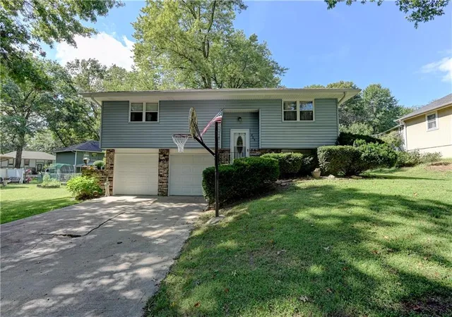 Photo 1 of Single family home for sale at 805 Citadel Dr, Weston, MO 64098 | MLS# 2641132 | Listing updated on 2026-09-29
