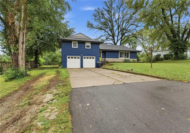 Photo 3 of Single family home for sale at 8109 E 99th Terrace, Kansas City, MO 64134 | MLS# 2641151 | Listing updated on 2026-09-17