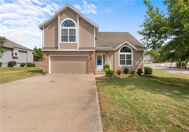 Photo 1 of Single family home for sale at 4413 Sw Hillside Dr, Lees Summit, MO 64082 | MLS# 2641156 | Listing updated on 2026-10-09