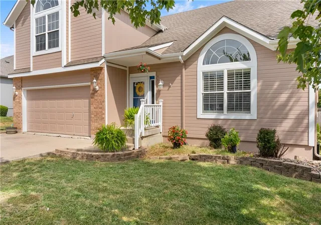 Photo 2 of Single family home for sale at 4413 Sw Hillside Dr, Lees Summit, MO 64082 | MLS# 2641156 | Listing updated on 2026-10-09