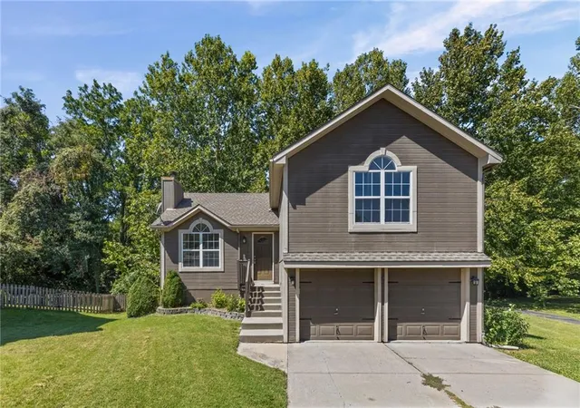 Photo 1 of Single family home for sale at 1117 Meadowlark Ln, Liberty, MO 64068 | MLS# 2641165 | Listing updated on 2026-10-02