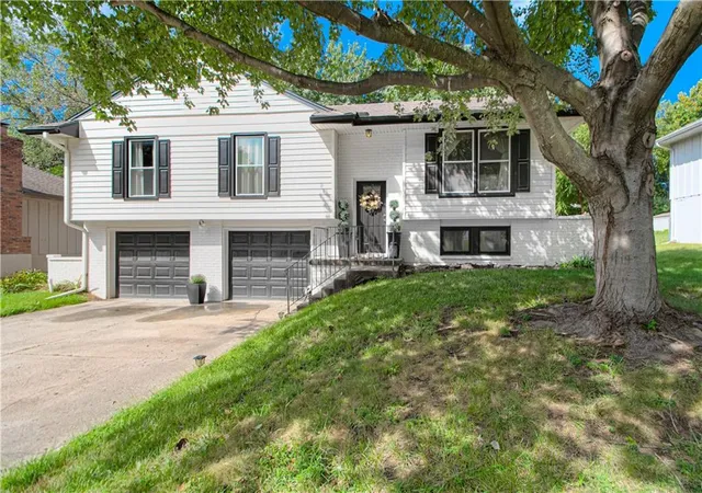 Photo 1 of Single family home for sale at 912 Canterbury Ln, Liberty, MO 64068 | MLS# 2641177 | Listing updated on 2026-09-25