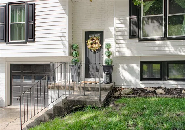 Photo 2 of Single family home for sale at 912 Canterbury Ln, Liberty, MO 64068 | MLS# 2641177 | Listing updated on 2026-09-25