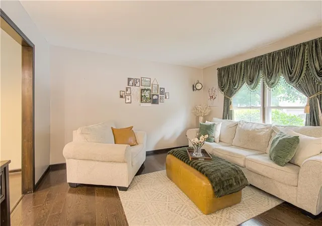 Photo 3 of Single family home for sale at 912 Canterbury Ln, Liberty, MO 64068 | MLS# 2641177 | Listing updated on 2026-09-25