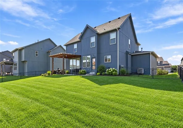 Photo 2 of Single family home for sale at 1804 Ne Griffin Dr, Lees Summit, MO 64086 | MLS# 2641179 | Listing updated on 2026-09-21