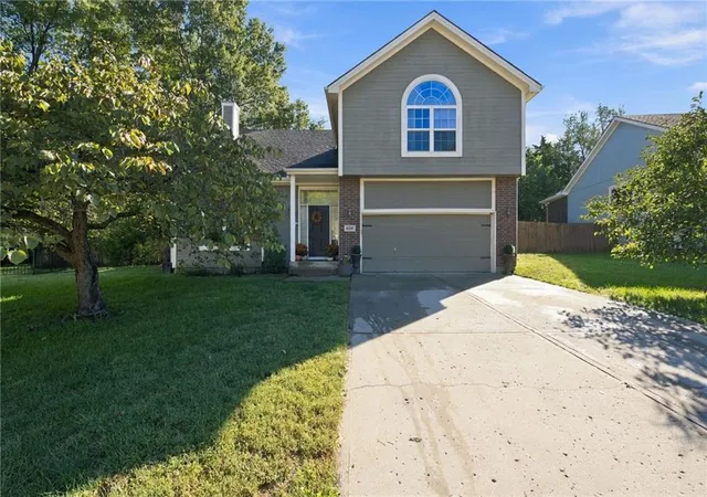 Single family home for sale at 18207 Rollins Dr, Smithville, MO 64089 | MLS# 2641182