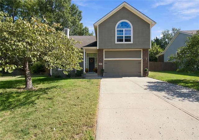 Single family home for sale at 18207 Rollins Dr, Smithville, MO 64089 | MLS# 2641182