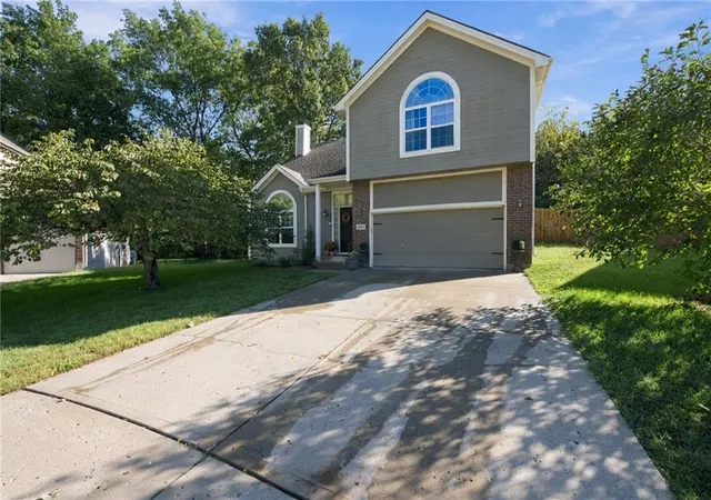 Photo 1 of Single family home for sale at 18207 Rollins Dr, Smithville, MO 64089 | MLS# 2641182 | Listing updated on 2026-10-06