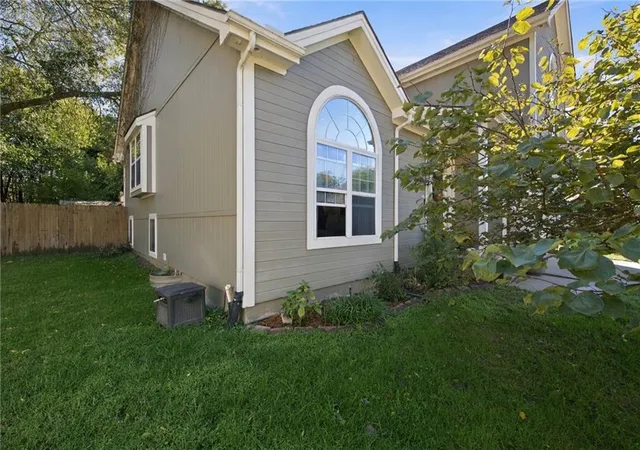 Photo 2 of Single family home for sale at 18207 Rollins Dr, Smithville, MO 64089 | MLS# 2641182 | Listing updated on 2026-10-06
