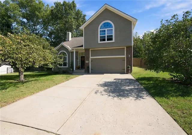 Photo 3 of Single family home for sale at 18207 Rollins Dr, Smithville, MO 64089 | MLS# 2641182 | Listing updated on 2026-10-09