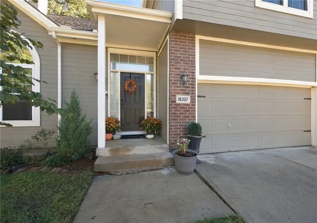 Photo 3 of Single family home for sale at 18207 Rollins Dr, Smithville, MO 64089 | MLS# 2641182 | Listing updated on 2026-10-06