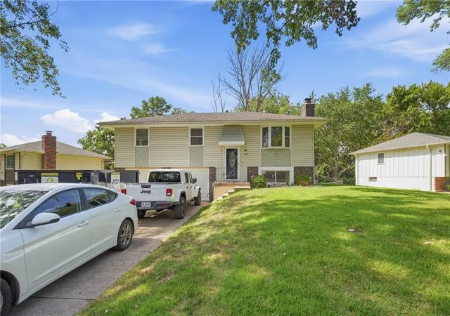 Photo 2 of Single family home for sale at 1817 Se Abbey St, Blue Springs, MO 64014 | MLS# 2641198 | Listing updated on 2026-09-21