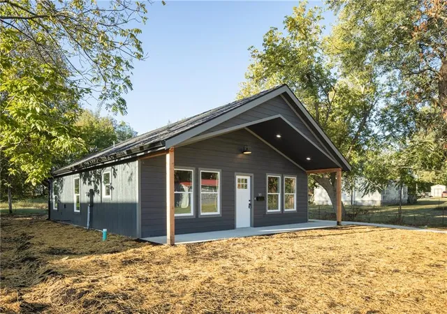 Photo 3 of Single family home for sale at 305 E Pacific St, Holden, MO 64040 | MLS# 2641209 | Listing updated on 2026-10-06