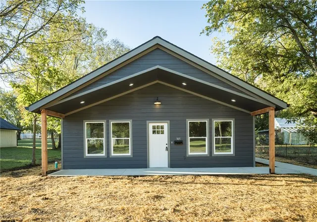 Photo 3 of Single family home for sale at 305 E Pacific St, Holden, MO 64040 | MLS# 2641209 | Listing updated on 2026-10-08