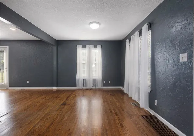 Photo 3 of Sale Pending at 5039 Ne Park Ln, Kansas City, MO 64118 | MLS# 2641220 | Listing updated on 2026-09-15