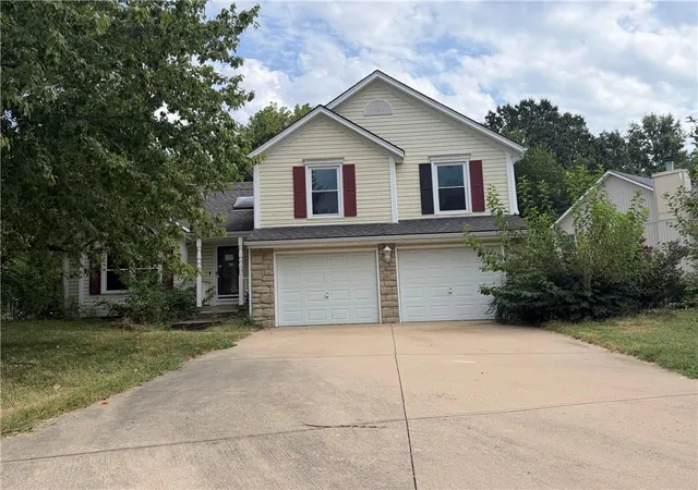 Photo 1 of Sale Pending at 401 Franklin Ct, Blue Springs, MO 64014 | MLS# 2641233 | Listing updated on 2026-09-17
