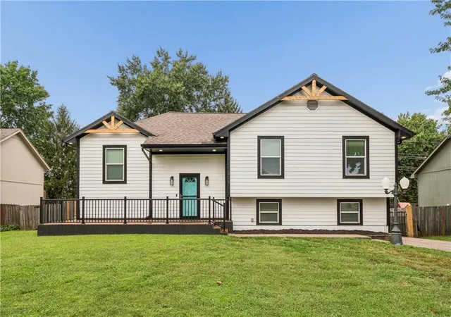 Photo 1 of Single family home for sale at 309 Ne Brookwood Dr, Blue Springs, MO 64014 | MLS# 2641234 | Listing updated on 2026-10-03