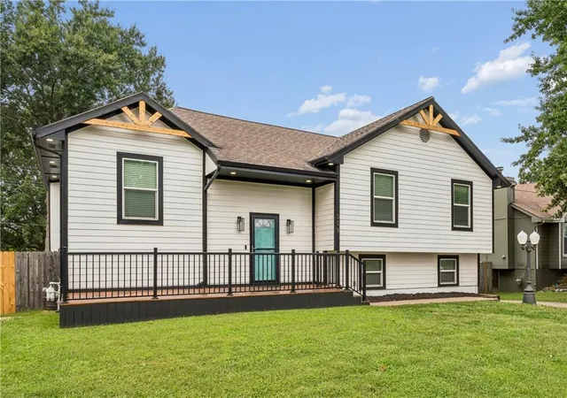 Photo 2 of Single family home for sale at 309 Ne Brookwood Dr, Blue Springs, MO 64014 | MLS# 2641234 | Listing updated on 2026-10-03