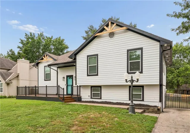 Photo 3 of Single family home for sale at 309 Ne Brookwood Dr, Blue Springs, MO 64014 | MLS# 2641234 | Listing updated on 2026-10-03