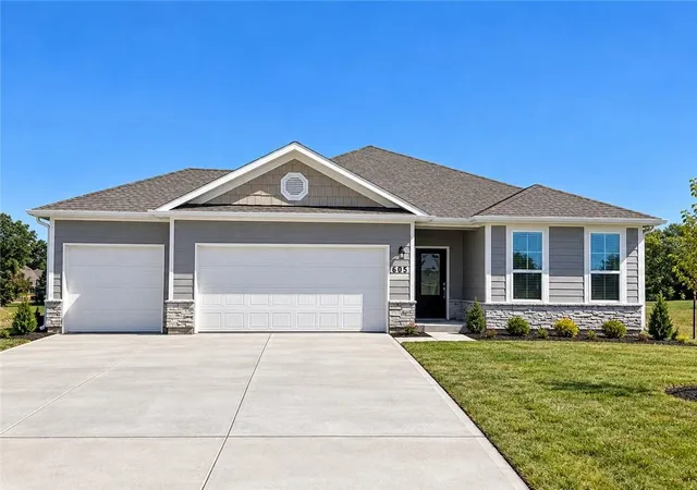 Photo 1 of Single family home for sale at 605 Sw Edgewood Meadows Dr, Oak Grove, MO 64075 | MLS# 2641236 | Listing updated on 2026-10-04
