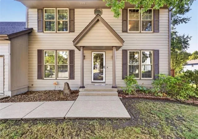 Photo 3 of Single family home for sale at 1501 Se Long Pl, Lee's Summit, MO 64063 | MLS# 2641247 | Listing updated on 2026-09-26