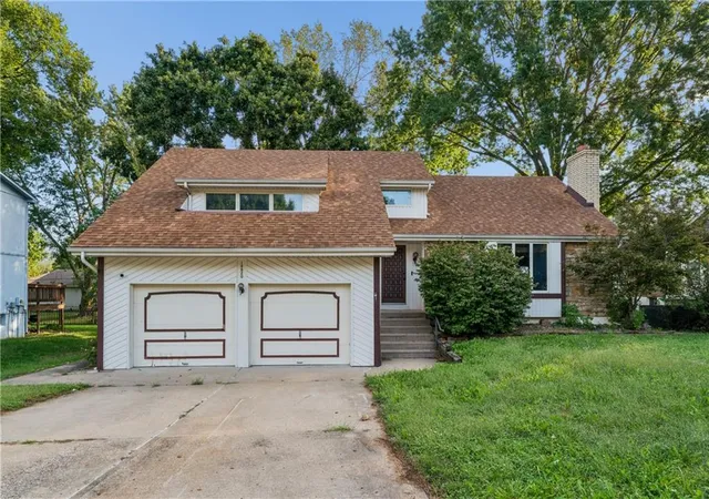 Photo 1 of Sale Pending at 18820 E Hanthorne Dr, Independence, MO 64057 | MLS# 2641252 | Listing updated on 2026-10-06