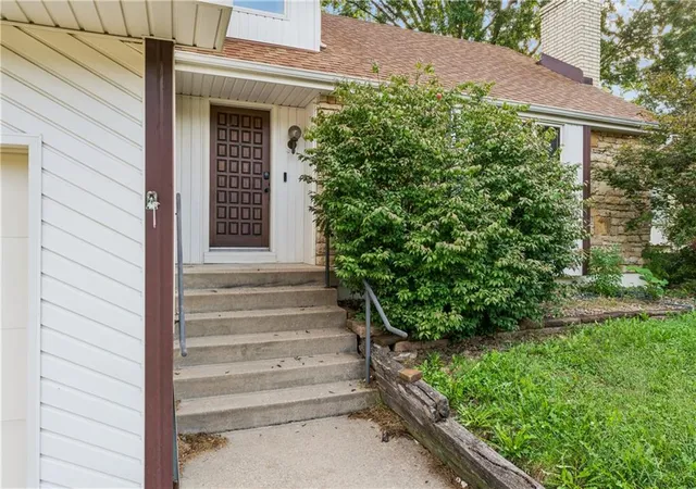 Photo 3 of Sale Pending at 18820 E Hanthorne Dr, Independence, MO 64057 | MLS# 2641252 | Listing updated on 2026-10-06