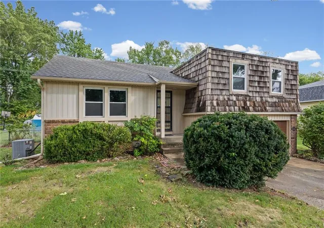 Photo 3 of Sale Pending at 1632 W Wabash St, Olathe, KS 66061 | MLS# 2641255 | Listing updated on 2026-09-26