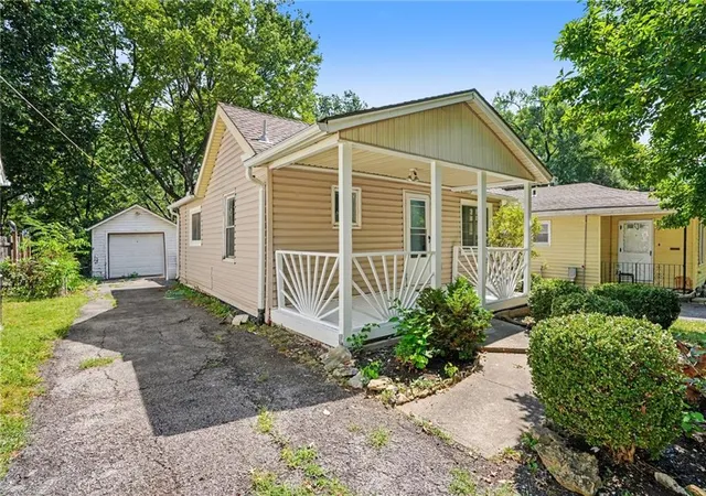 Photo 1 of Sale Pending at 7811 Summit St, Kansas City, MO 64114 | MLS# 2641273 | Listing updated on 2026-09-13
