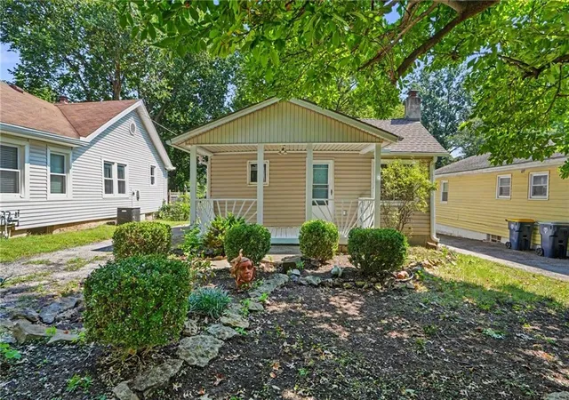 Photo 2 of Sale Pending at 7811 Summit St, Kansas City, MO 64114 | MLS# 2641273 | Listing updated on 2026-09-13