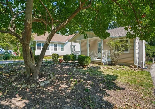 Photo 3 of Sale Pending at 7811 Summit St, Kansas City, MO 64114 | MLS# 2641273 | Listing updated on 2026-09-13