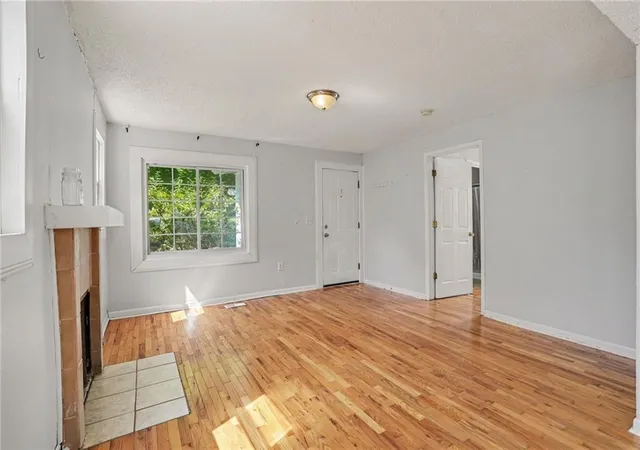 Photo 3 of Sale Pending at 7811 Summit St, Kansas City, MO 64114 | MLS# 2641273 | Listing updated on 2026-09-13